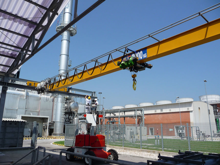 What is the difference between electric hoist and EOT crane?